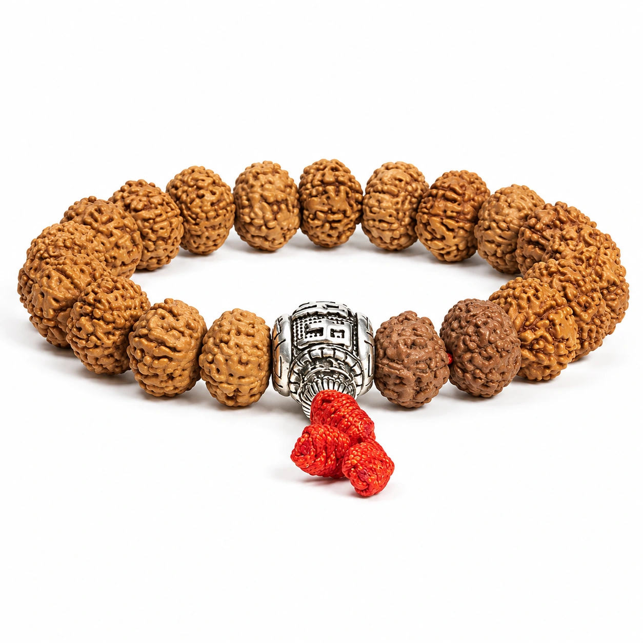 Rudraksha-Armband mit silberfarbener Mantraperle und rotem Knoten auf Weiß