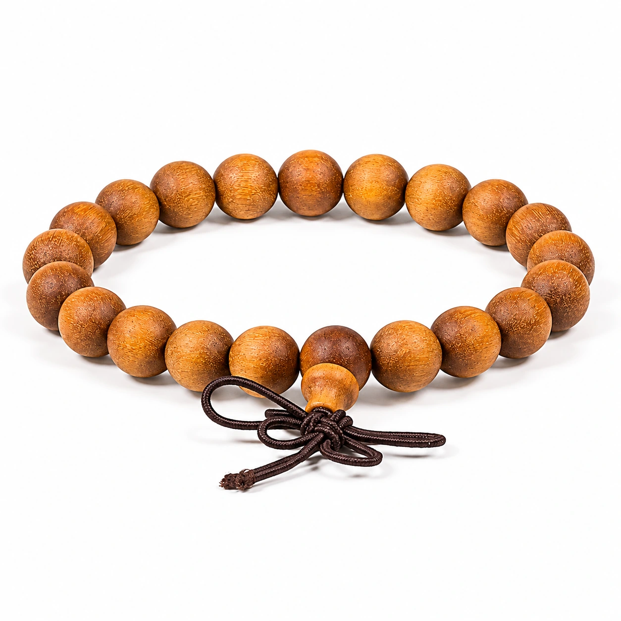 Sandelholz-Armband mit 21 Holzperlen und brauner Schleife auf Weiß