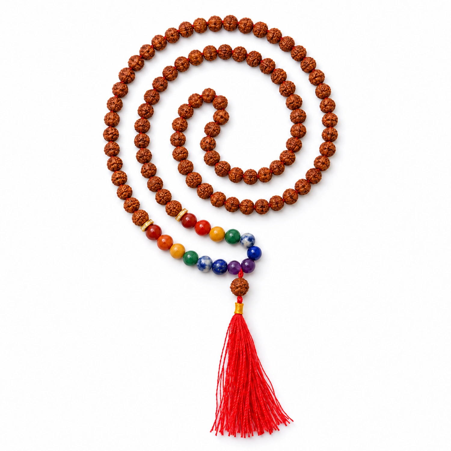 Eine geschlossene Rudraksha-Mala mit sieben farbigen Steinpaaren, locker aufgerollt mit roter Quaste auf weißem Hintergrund