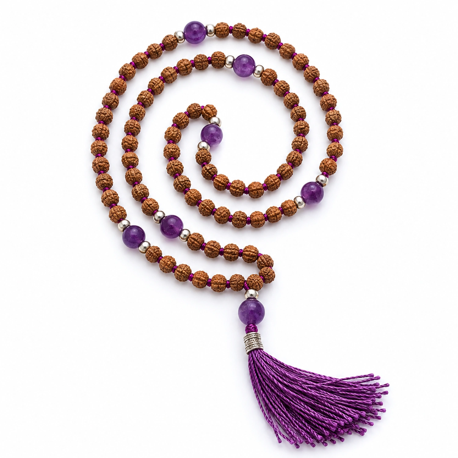 Geschlossene Mala aus feinen Rudraksha-Samen mit Amethyst-Zwischenperlen, violetter Knotung und Quaste, locker aufgerollt