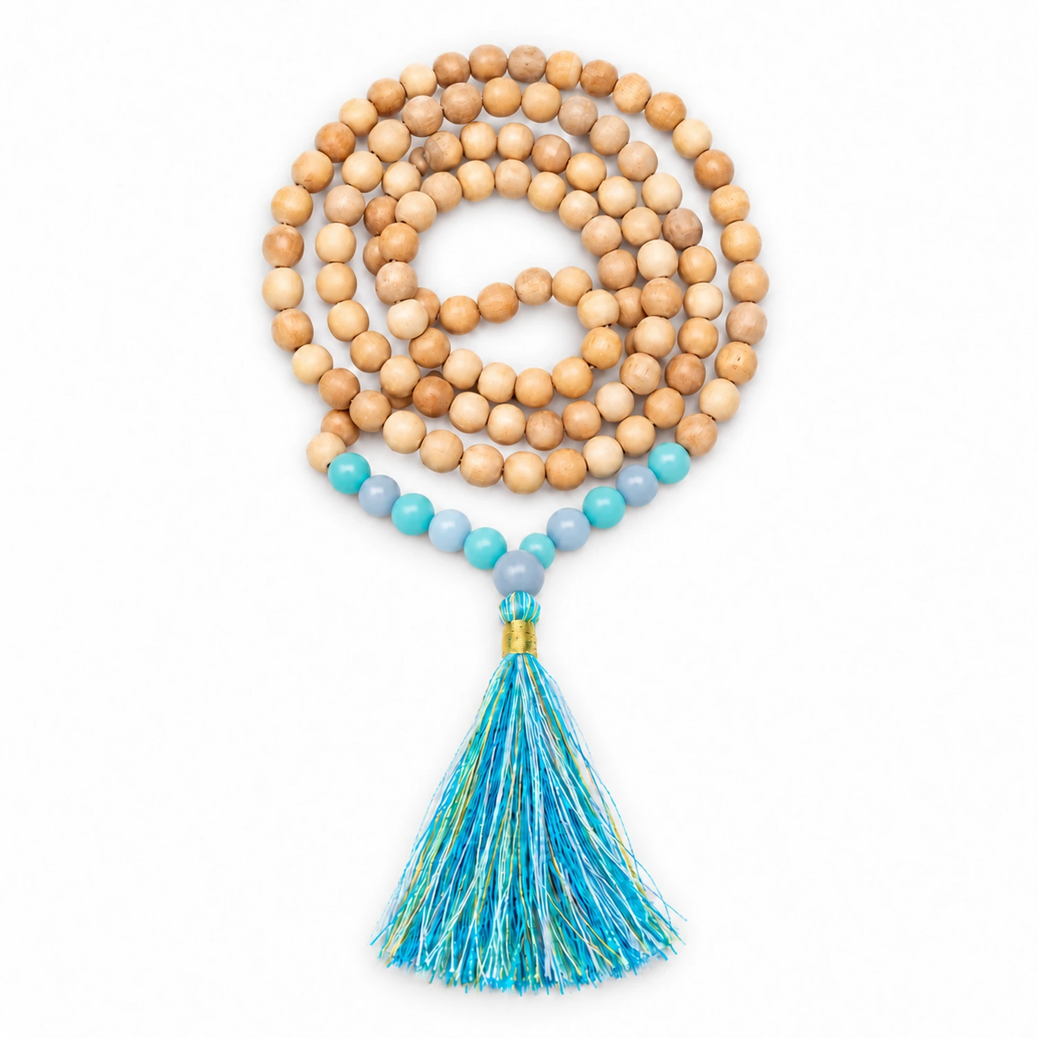 Tulsi-Mala mit Angelit und Amazonit in einer Spirale gelegt, mit türkis-blaugrauen Steinperlen und blau-weiß-goldfarbener Quaste auf weißem Hintergrund