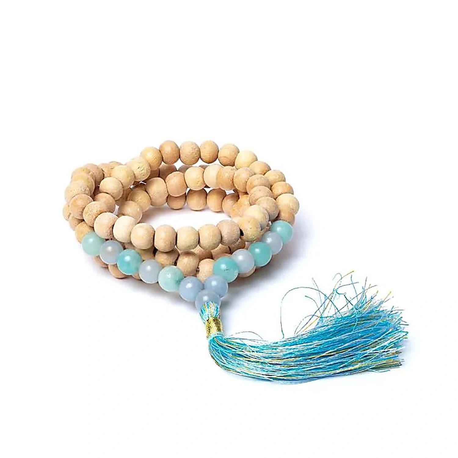 Tulsi-Mala mit naturfarbenen Perlen, Angelit, Amazonit und türkisfarbener Quaste auf weißem Hintergrund