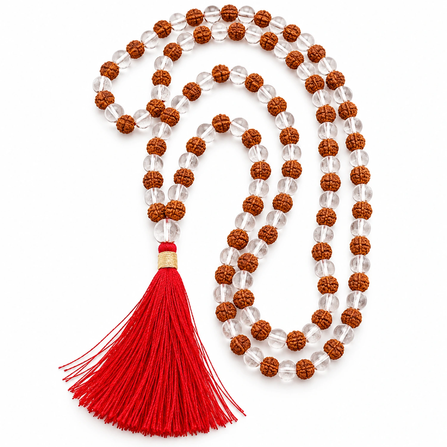 Traditionelle Mala Gebetskette aus braunen Rudraksha-Perlen und transparenten Bergkristallperlen, kunstvoll in mehreren Schlaufen angeordnet. Die spirituelle Meditationskette besitzt eine lange rote Quaste mit goldfarbener Wicklung und liegt auf weißem Hintergrund.