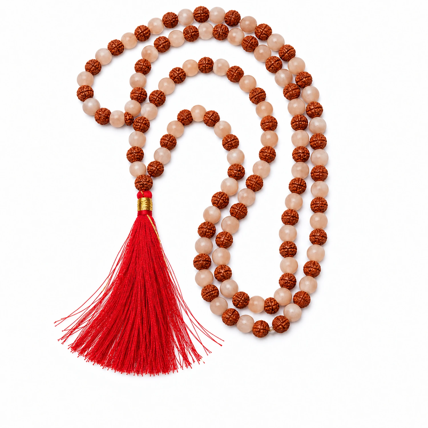 In geschlossenen Schleifen gelegte Mala mit abwechselnd pfirsichfarbenen Mondsteinperlen und braunen Rudraksha-Samen sowie roter Quaste auf weißem Hintergrund