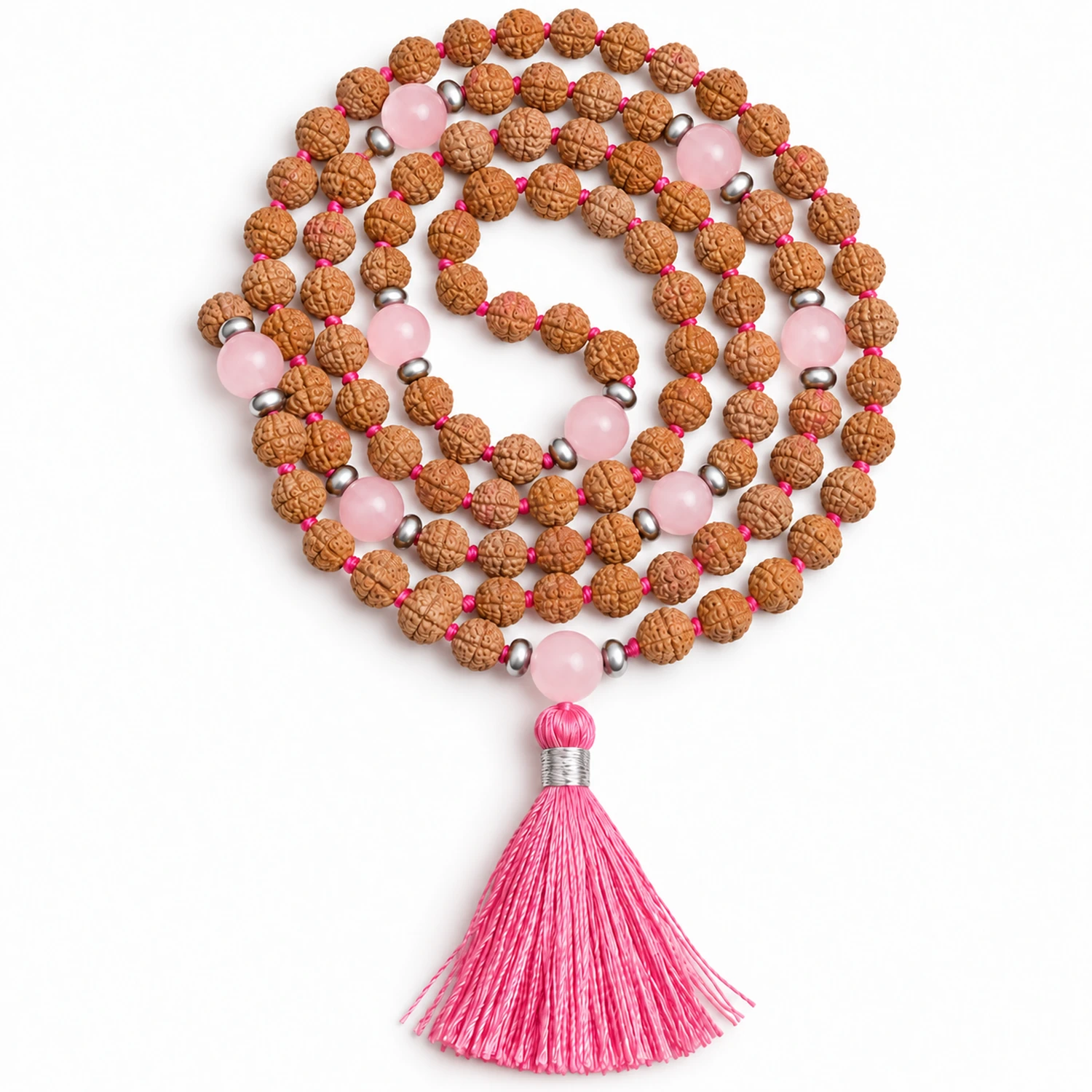 Kompakt aufgerollte Mala aus hellbraunen Rudraksha-Samen mit rosa Rosenquarzperlen, silberfarbenen Zwischenperlen und rosa Quaste auf weißem Hintergrund