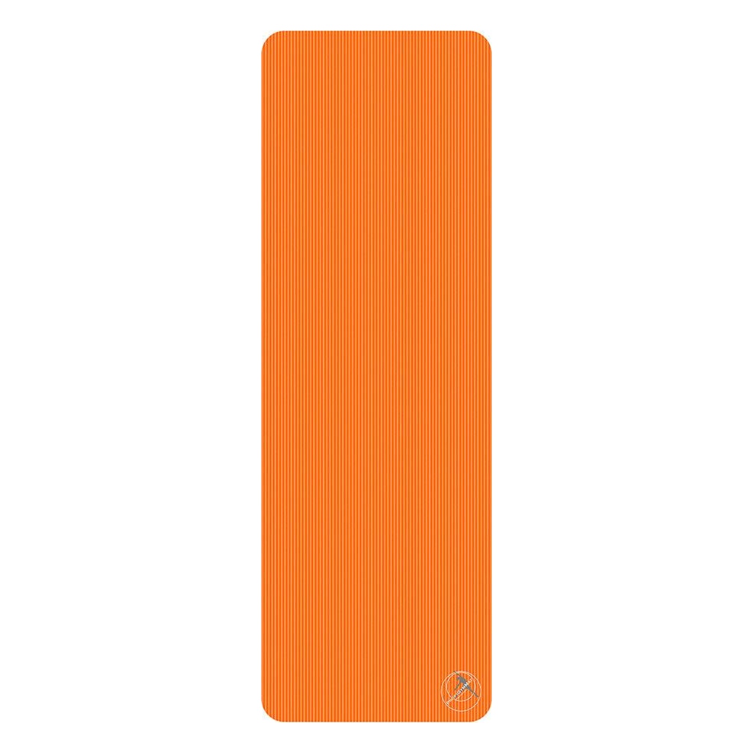 Orangefarbene, rechteckige Yogamatte mit abgerundeten Ecken, feiner vertikaler Rillenstruktur und kleinem rundem Logo in der unteren rechten Ecke auf weißem Hintergrund.
