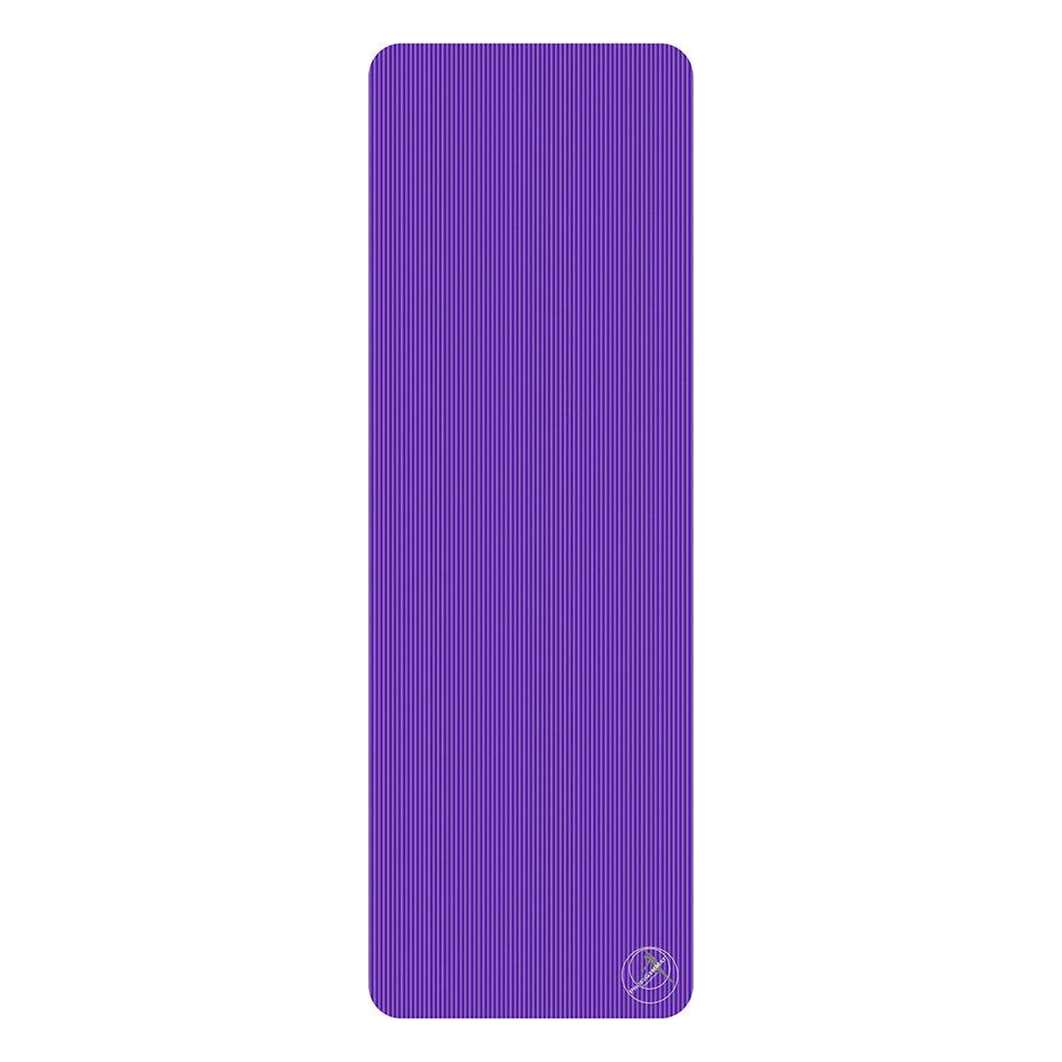 Lila Yogamatte in rechteckiger Form mit abgerundeten Ecken, feiner vertikaler Rillenstruktur und kleinem Logo in der unteren rechten Ecke, freigestellt auf weißem Hintergrund.