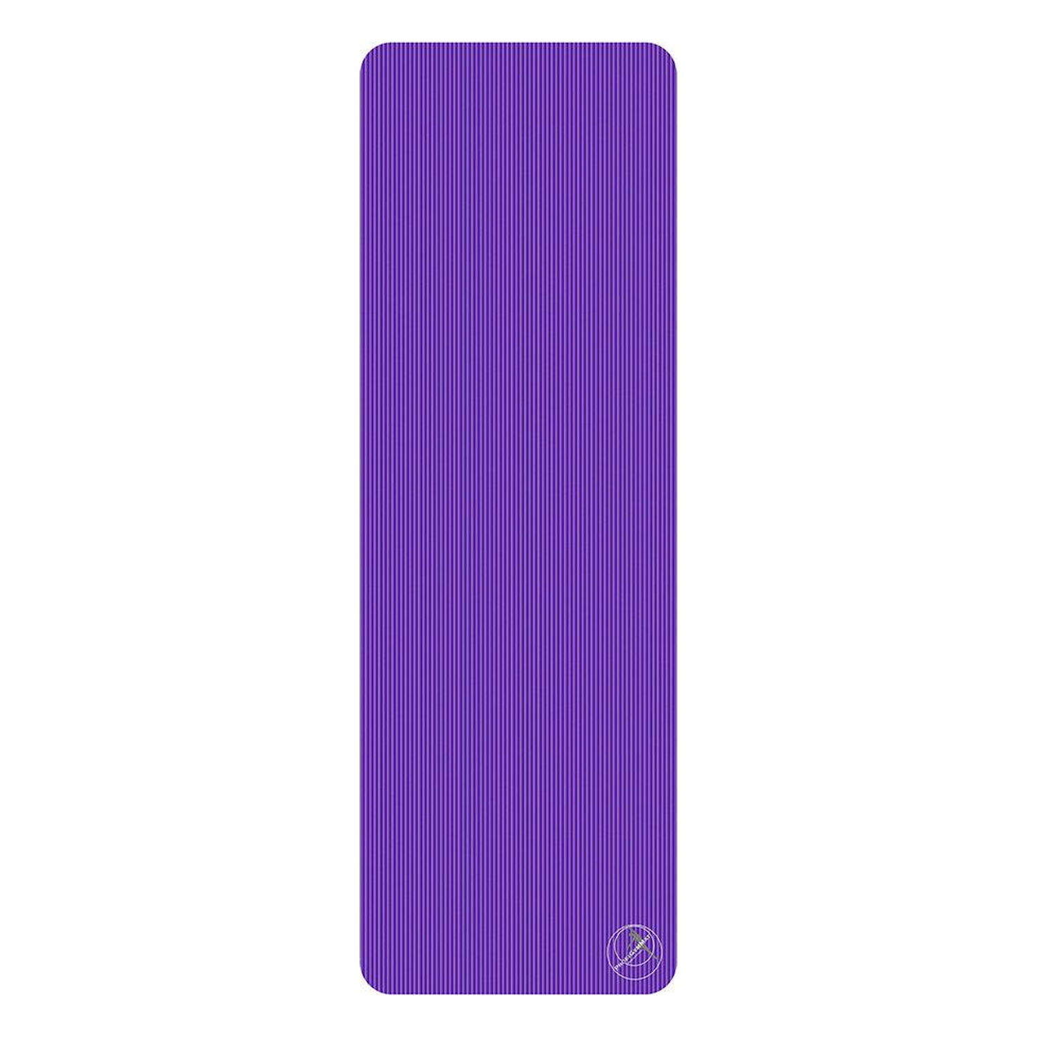 Lila Yogamatte mit feiner, vertikaler Rillenstruktur, abgerundeten Ecken und kleinem Logo in der unteren rechten Ecke auf weißem Hintergrund.