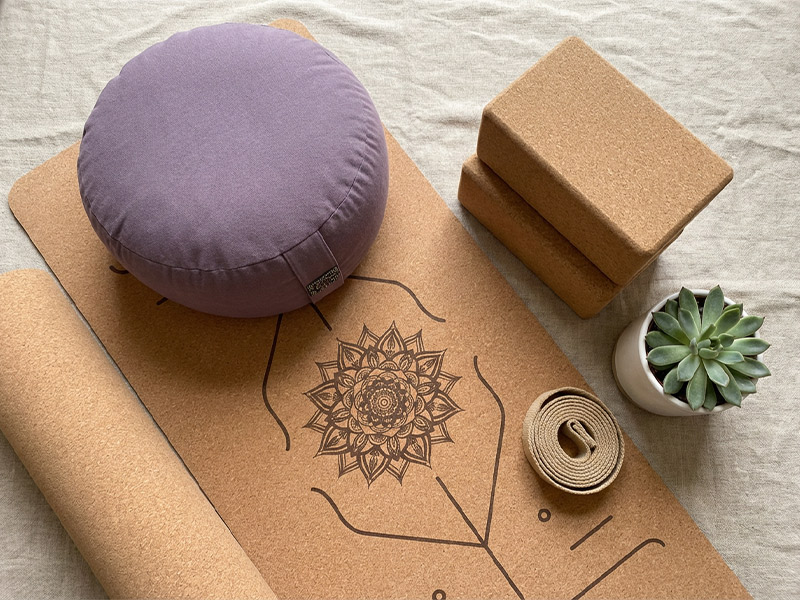 Entdecke unser breites Angebot an Yoga Hilfsmitteln Vielfältiges Yoga Zubehör – Meditationskissen, Yogablock, Mala